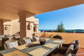 Elegant 3 Bed Apartment with Sea View in Nueva Andalucia